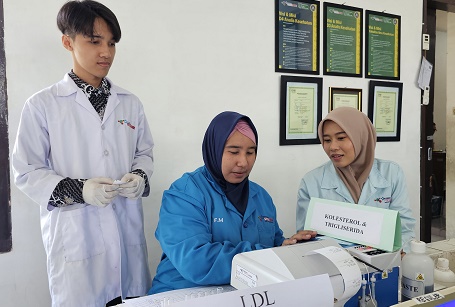 Deteksi Dini Penyakit Metabolik: Kolaborasi Edukatif di SMA 6 Surakarta, SMA 8 Surakarta, dan USB