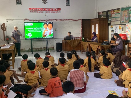 Edukasi Sejak Dini, FIK USB Adakan Penyuluhan dan Pemeriksaan Kesehatan Mulut dan Gigi pada Murid SDN 2 Mojosongo Jebres Surakarta